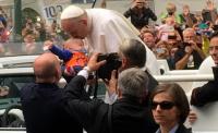 /data/news/12136/file/realname/images/pope_kisses_baby.jpg