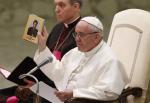  At audience, pope leads prayers for migrants, trafficking victims