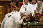 Pope urges help for refugees, respect for life in 2018