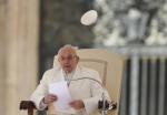 Pope: Present in the Eucharist, Jesus transforms those who receive him