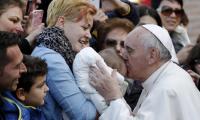 /data/news/6088/file/realname/images/p08__pope_kissing_baby.jpg