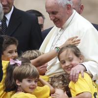 /data/news/7691/file/realname/images/p05__pope_with_kids.jpg