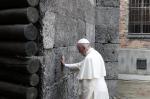 Pope pays tribute to Holocaust victims in silence, prayer