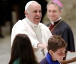 Pope ditches prepared speech, opens up to students